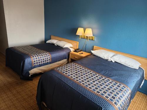 מיטה או מיטות בחדר ב-Travelodge by Wyndham Stockton