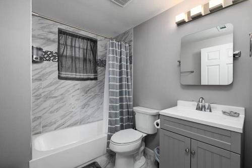 A bathroom at Relaxing Luxury Near Airport & Downtown Atlanta