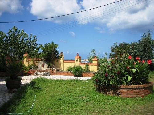 Κήπος έξω από το Makris Apartments