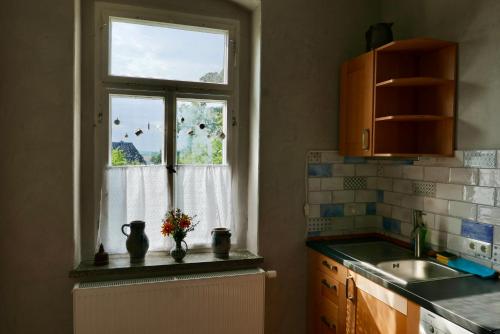 - une cuisine avec une fenêtre et un évier dans l'établissement Ferienwohnung ANDERE ZEITEN, à Frankenberg