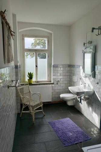 La salle de bains est pourvue d'un lavabo, de toilettes et d'une fenêtre. dans l'établissement Ferienwohnung ANDERE ZEITEN, à Frankenberg