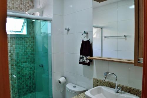 y baño con ducha, lavabo y aseo. en Daux 3 Dormitorios 1 Andar, en Florianópolis