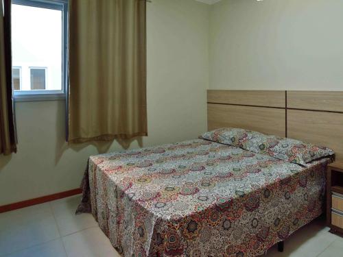 1 dormitorio con cama y ventana en Daux 3 Dormitorios 1 Andar, en Florianópolis