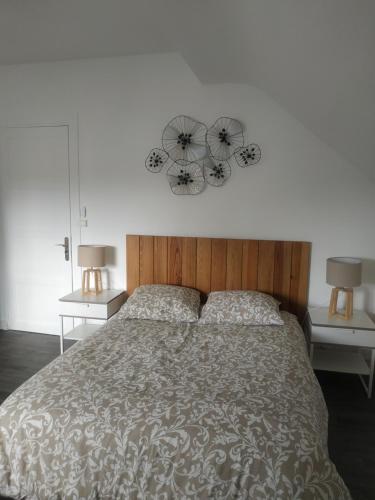 1 dormitorio con 1 cama con 2 relojes en la pared en Tosca - Appartement - Parking gratuit, en Orléans