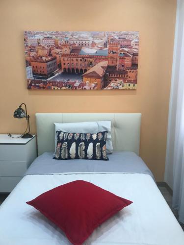 a bedroom with a bed with a painting on the wall at ODA ROOMS BO - FIERA - CENTRO METEO EU - FICO EATALY in Bologna