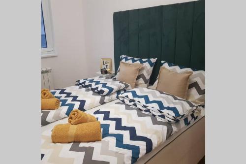 2 Betten mit Kissen nebeneinander sitzen in der Unterkunft SNP city center lux in Novi Sad