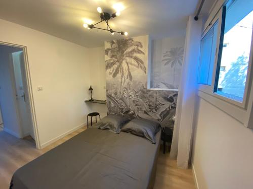 une chambre avec un grand lit dans une pièce dans l'établissement Face à la mer, Cassis et son Cap Canaille, à Cassis