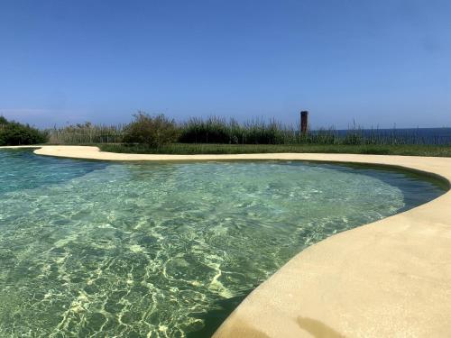 チェルヴォにあるIncanto sul mare con enorme terrazza e piscinaの庭の清水プール
