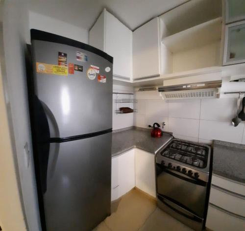 cocina con nevera de acero inoxidable y fogones en Apartamento 2 Dormitorios - Córdoba - Norten en Córdoba