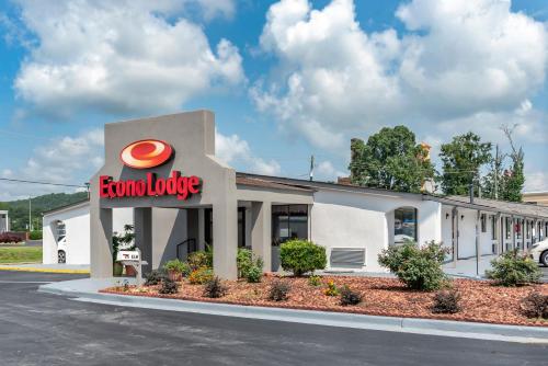 a building with a hamburger sign on the side of it at Econo Lodge in Oxford