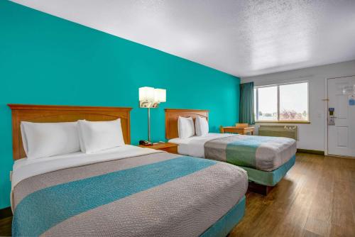 Motel 6-Baker City, OR tesisinde bir odada yatak veya yataklar