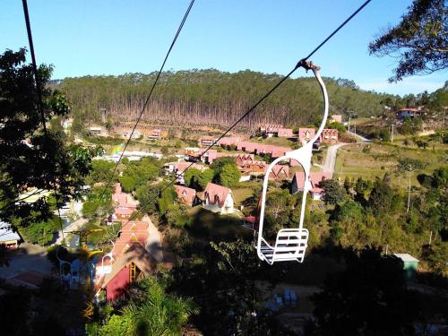 a gondola ride in the air over a village at Chalé lindo para toda família nas montanhas !!! in Domingos Martins