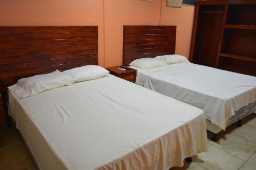 En eller flere senge i et værelse på Apartamentos y Hostal RUDON #1