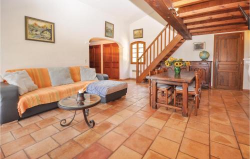 un salon avec un canapé et une table dans l'établissement Amazing Home In St Cézaire Sur Siagne, à Saint-Cézaire-sur-Siagne