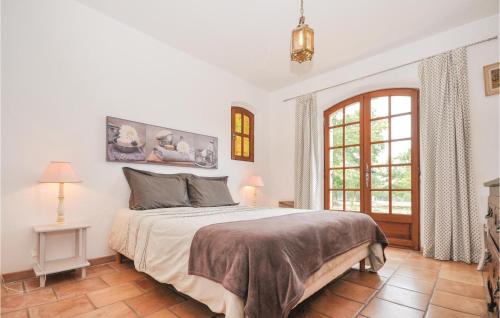 Postelja oz. postelje v sobi nastanitve Amazing Home In St, Czaire Sur Siagne With 4 Bedrooms, Wifi And Outdoor Swimming Pool