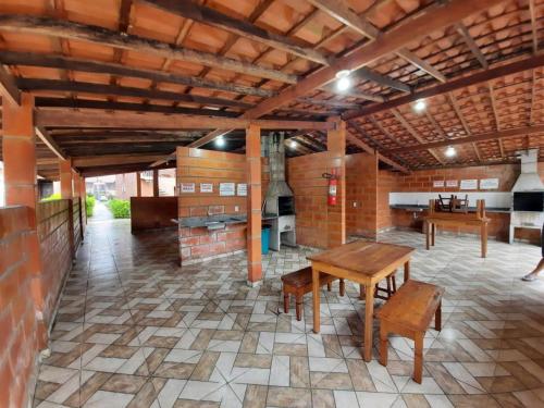 a large room with a table and a stove at Condomínio Ville I in Ubatuba