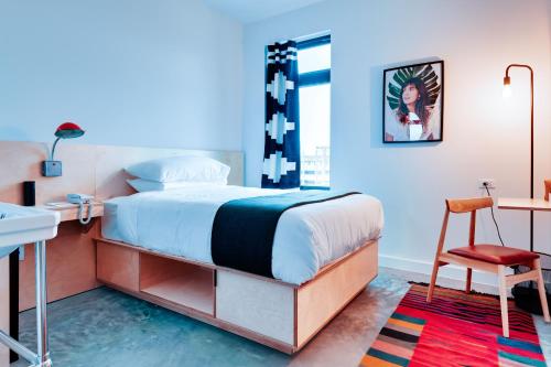 En eller flere senge i et værelse på Hotel Dryce