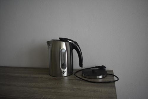 a tea kettle and a mouse on a wooden table at Ubytování Hanka v pokoji s bakónem C408 in Frymburk