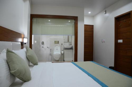 a bedroom with a large bed and a bathroom at Hotel The Paal in Shimla