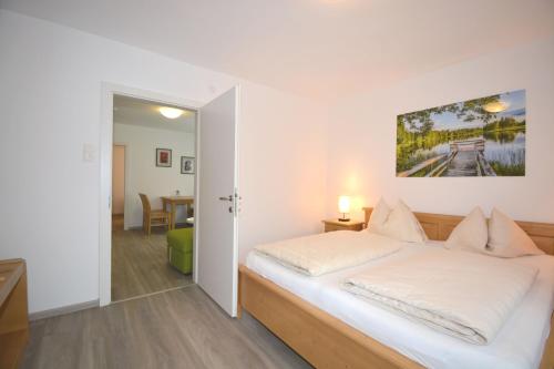 Postel nebo postele na pokoji v ubytování Landhotel Post Ebensee am Traunsee ***S