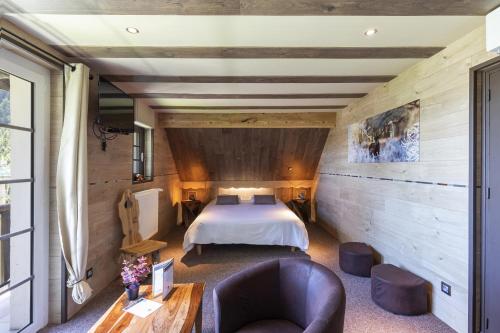 a bedroom with a bed and a couch in a room at La Sapinière St Lary Soulan in Saint-Lary-Soulan