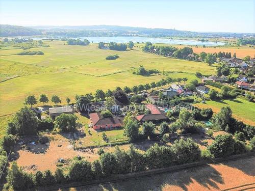 an aerial view of a small village in a field at 09 Gänseweide - Hof Wiesengrund in Parchtitz