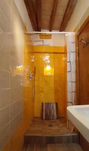 a bathroom with a shower and a sink at Casa Vicolo delle Chiavi in Poggibonsi