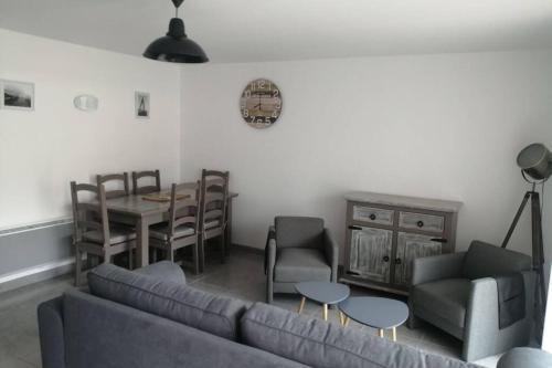 a living room with a couch and a table at Home sweet home en Bord de Mer in Camiers