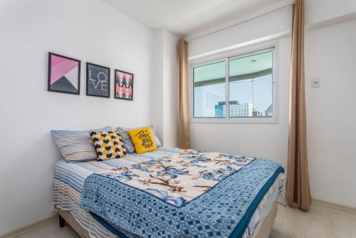 a bedroom with a bed and a window at Bora Bora Resort Barra da Tijuca in Rio de Janeiro