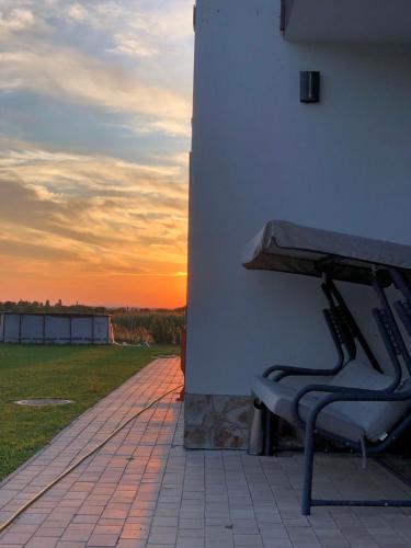 a bench sitting on the side of a building at Pensiunea Trecatoarea Lupilor in Burda