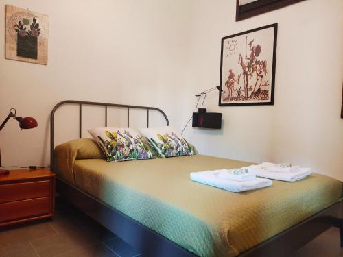 een slaapkamer met een bed met twee handdoeken erop bij Da Ramona in Iseo