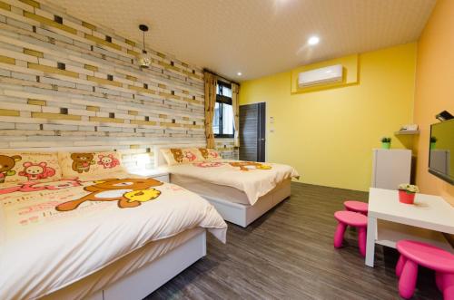 羅東鎮的住宿－遇見小太陽，黄色墙壁客房的两张床