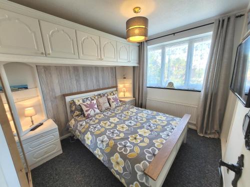 a bedroom with a bed and a window at Welo House - Home from Home in Teynham