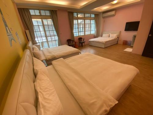 Una cama o camas en una habitación de Blue Ocean B&B