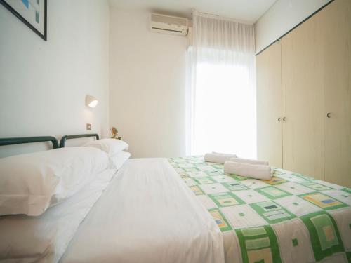 een slaapkamer met 2 bedden en een raam bij Hotel Gemini in Rimini