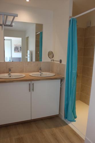 a bathroom with two sinks and a large mirror at Le Clos des Rives in Saint-Vincent-de-Cosse