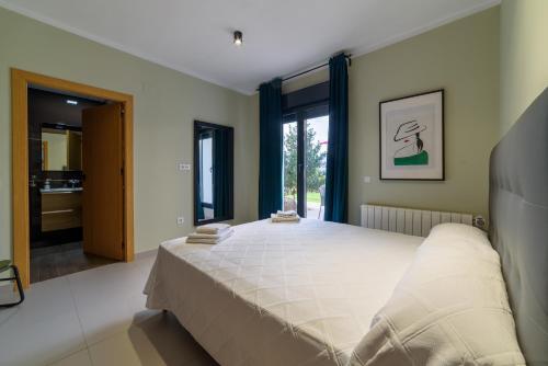 Een bed of bedden in een kamer bij Apartamentos Rurales La Gloria de Yuste