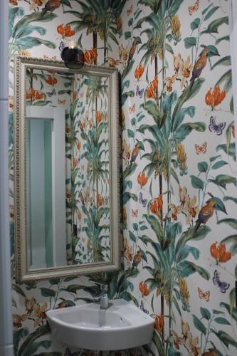 a bathroom with a sink and a mirror at Apartamento de diseño en Malasaña junto a Gran Vía in Madrid