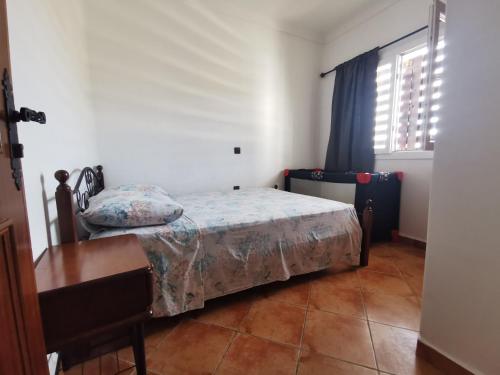Schlafzimmer mit einem Bett, einem Tisch und einem Fenster in der Unterkunft Appartement Miradorgolf in Cabo Negro