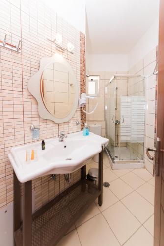 Ένα μπάνιο στο Prokimea Seaview Apartments