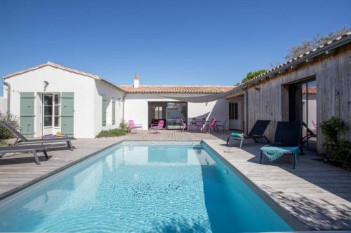 une piscine devant une maison dans l'établissement Villa Brigitte, à La Couarde-sur-Mer