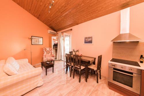 Η κουζίνα ή μικρή κουζίνα στο Prokimea Seaview Apartments