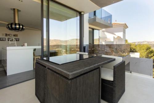 uma cozinha com um balcão com uma grande janela em Luxury Villa in Frigiliana - Villa Maui em Málaga