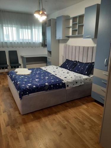 a bedroom with a bed and a desk in it at Hunyadi Luxury Dna Stanca 1 in Sibiu
