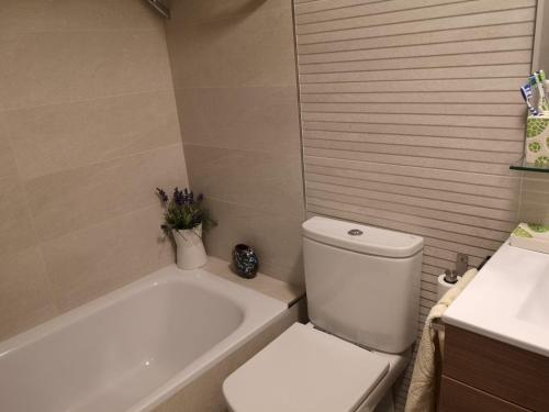 Bilik mandi di Home & garden suites center Granada