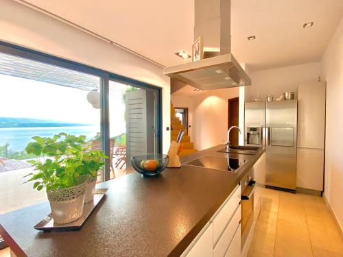 Kuchyňa alebo kuchynka v ubytovaní Villa FORTE-Exclusive location with fantastic seaview & infinity pool - up to 8 Pax