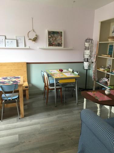 une salle à manger avec une table et des chaises dans l'établissement un dimanche chez Julie chambre Célestine, à Parthenay