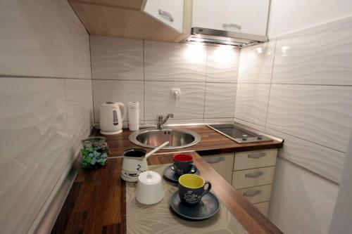 una piccola cucina con lavello e bancone con tazze di Sarajevo Pearl a Sarajevo