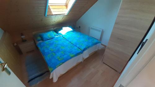 an overhead view of a bed in a small room at Pátri Apartmanház in Keszthely