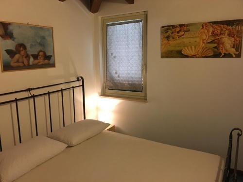 a bedroom with a bed with a window at Villa dei Limoni sul Mare in Castellammare del Golfo